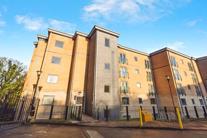 2 Bedroom Flat For Sale In Birkhouse Lane, Paddock, Huddersfield, HD4