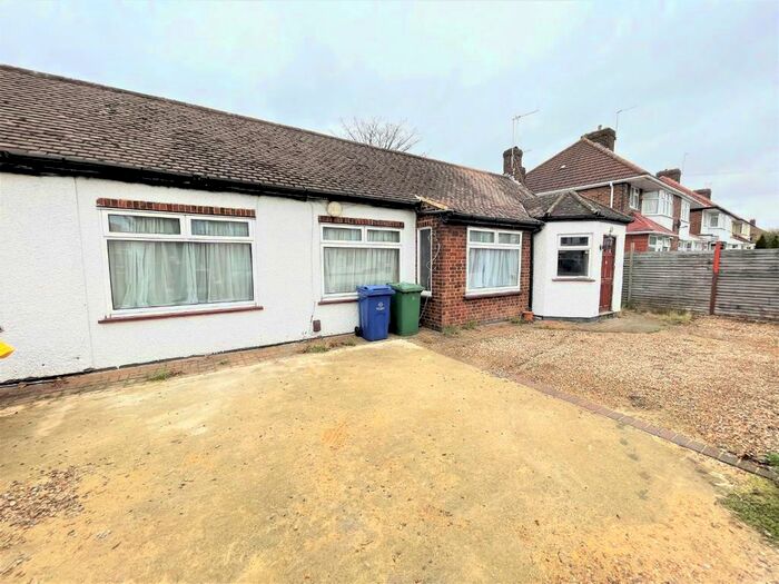 3 Bedroom Detached Bungalow To Rent In Bacon Lane, Edgware HA8