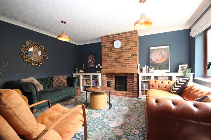 4 Bedroom Detached House For Sale In Prentice Gardens, Kempston, Bedford, MK42