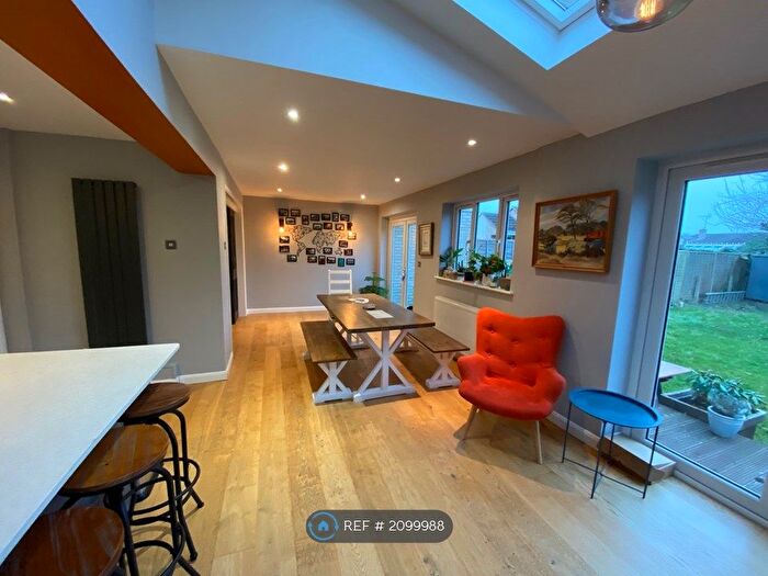 4 Bedroom Semi-Detached House To Rent In Orchard Way, Witney, OX28