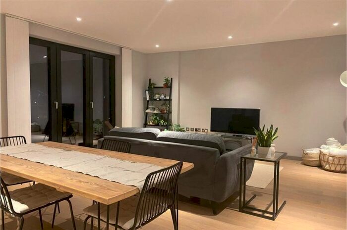 3 Bedroom Flat To Rent In Gowing House, Drapers Yard, London, SW18