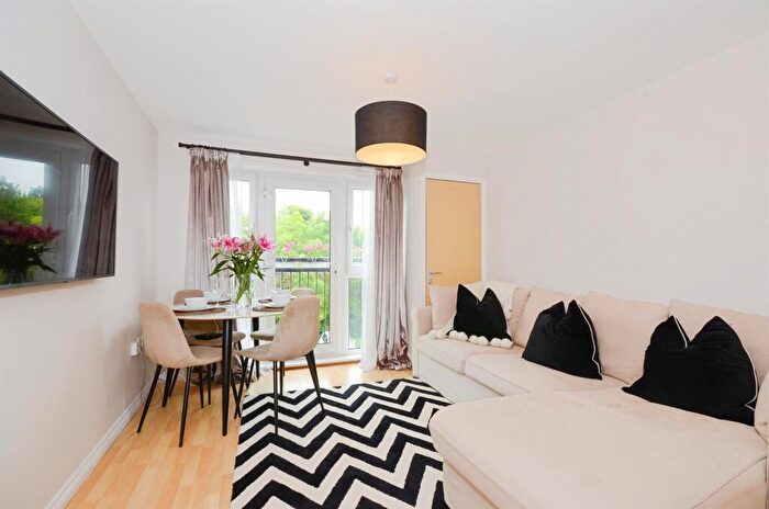 2 Bedroom Flat For Sale In Russet Drive, St. Albans, AL4