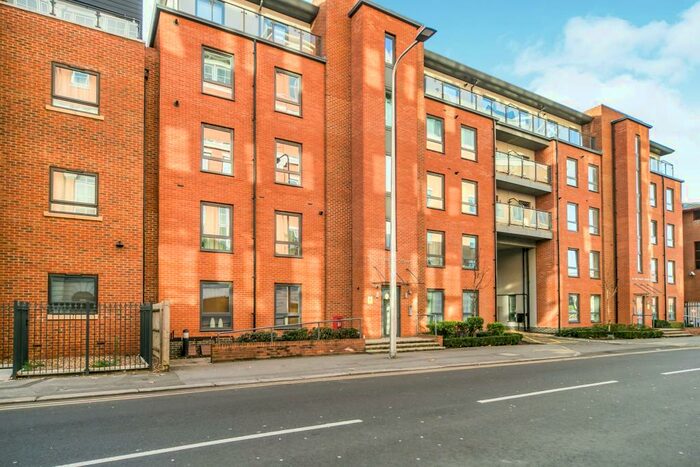 1 Bedroom Apartment To Rent In Friary Court, RG1