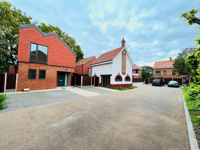 3 Bedroom Detached House To Rent In Aldesbrook Road, E12