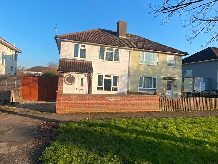3 Bedroom Semi-Detached House To Rent In Peverel Rd, Cambridge, CB5