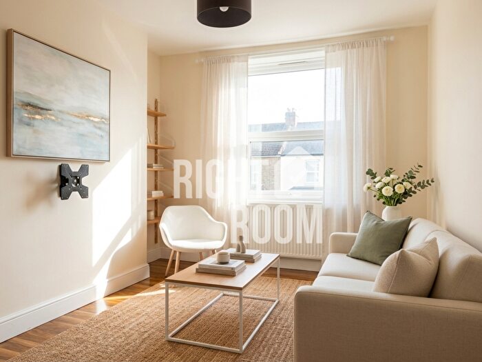 2 Bedroom Flat To Rent In Two Bedroom Flat, Goldhawk Road, W12