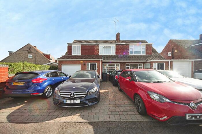4 Bedroom Semi-Detached Bungalow For Sale In Nappsbury Road, Luton, LU4