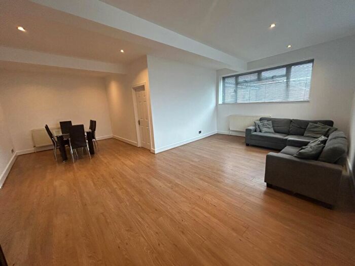 2 Bedroom Flat To Rent In Russell Parade, Golders Green Road, London, NW11