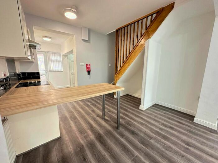 2 Bedroom Terraced House To Rent In Hawkins Street, L6