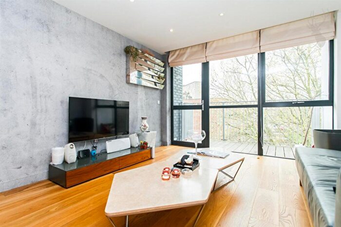3 Bedroom Apartment To Rent In Allgood Street, Shoreditch, E2