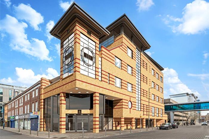 2 Bedroom Flat To Rent In Woking, Surrey, GU21