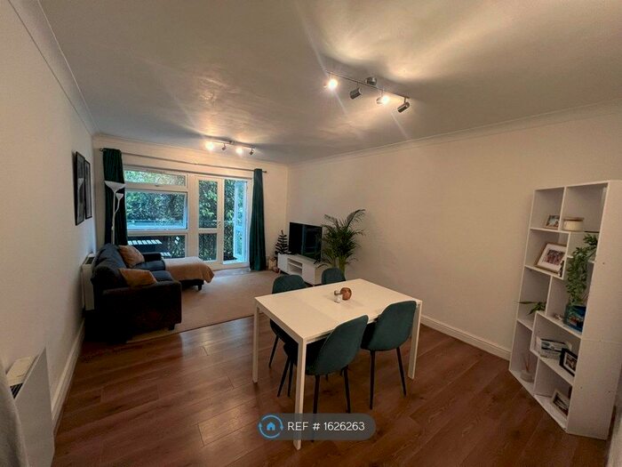 2 Bedroom Flat To Rent In Richmond Court, Kingston Upon Thames, KT2