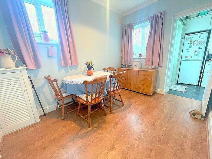 2 Bedroom Bungalow For Sale In Grasmere Avenue, Warden Hills, Luton, Bedfordshire, LU3