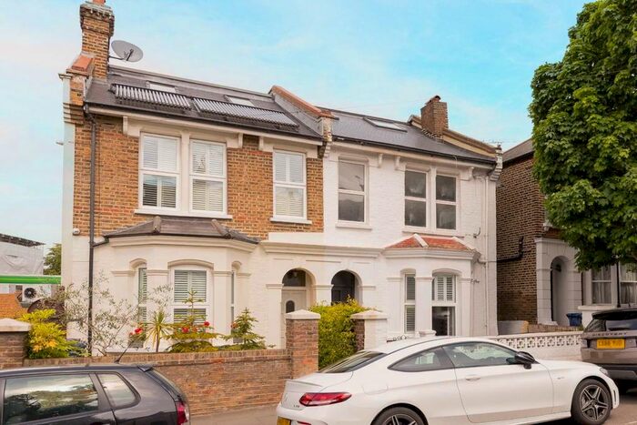 3 Bedroom Flat To Rent In Birkbeck Avenue, London, W3