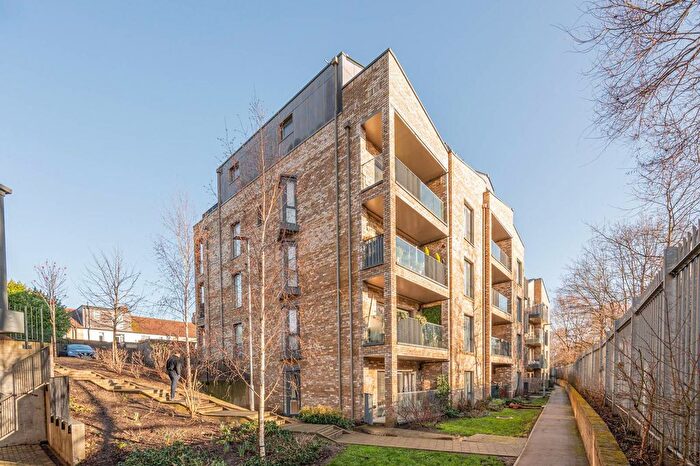 1 Bedroom Flat For Sale In Breakspear Gardens, Colliers Wood, London, SW19