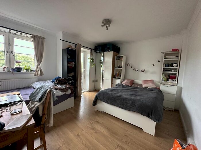 3 Bedroom Flat To Rent In Hercules Road, London, SE1