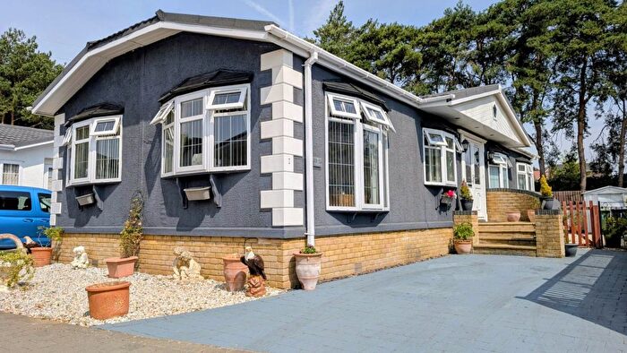 2 Bedroom Mobile/park Home For Sale In Camellia Crescent, Whitehill, Hampshire, GU35