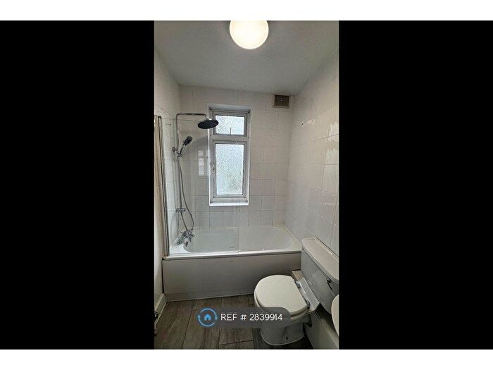 Studio To Rent In Kent Road, Dagenham, RM10
