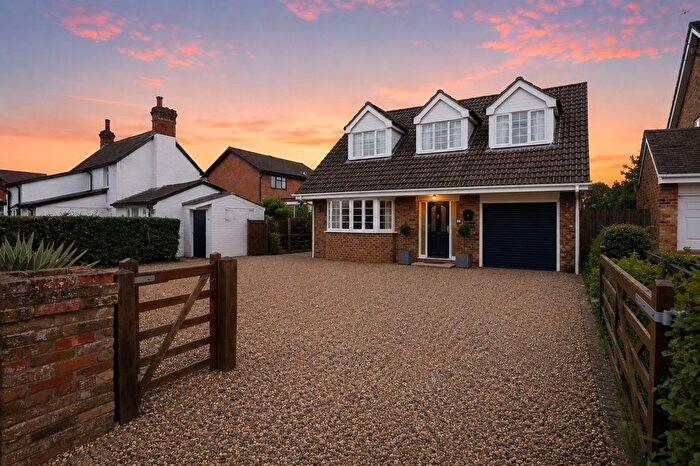 3 Bedroom Detached House For Sale In Silchester Road, Pamber Heath, RG26