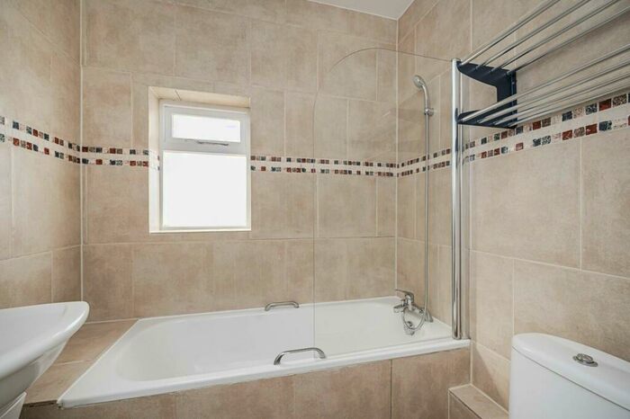 2 Bedroom Flat To Rent In Finchley Road, Golders Green, London, NW11