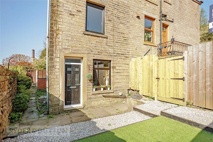 1 Bedroom Terraced House For Sale In Oldham Road, Delph, Saddleworth, OL3