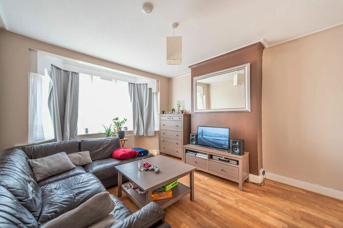 5 Bedroom Semi-Detached House To Rent In Western Avenue, Ealing, London, W3