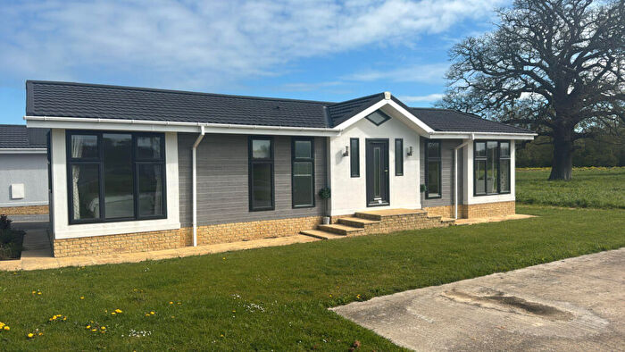 2 Bedroom Park Home For Sale In Kidlington, Oxfordshire, OX5