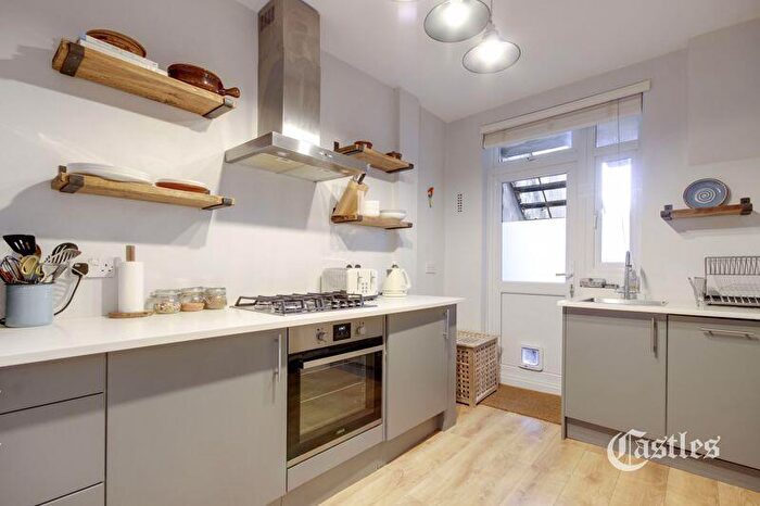 2 Bedroom Maisonette For Sale In Boreham Road, London, N22