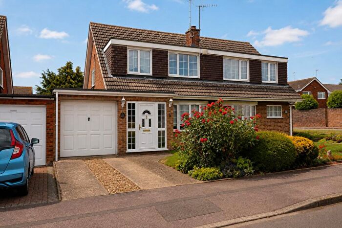 3 Bedroom Semi Detached House For Sale In Turnpike Drive, Luton, Bedfordshire, LU3