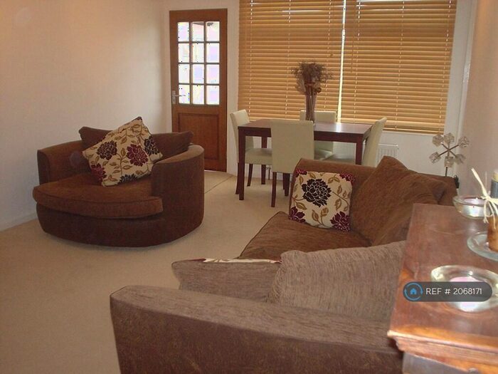 2 Bedroom Flat To Rent In High Moor Court, Leeds, LS17