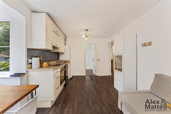 2 Bedroom Flat For Sale In Stubbs Drive, Bermondsey, SE16