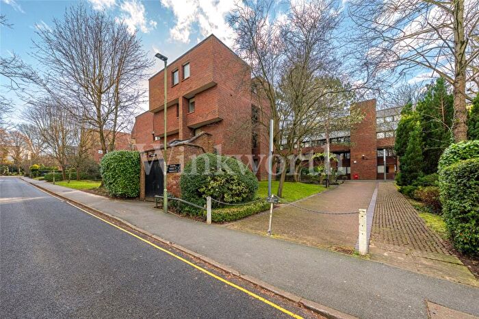 3 Bedroom Apartment To Rent In Chandos Way, London, NW11