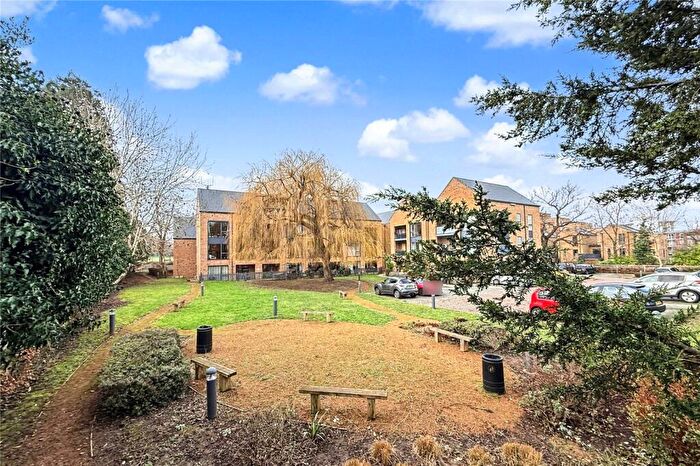 2 Bedroom Flat For Sale In Larges Lane, Bracknell, Berkshire, RG12