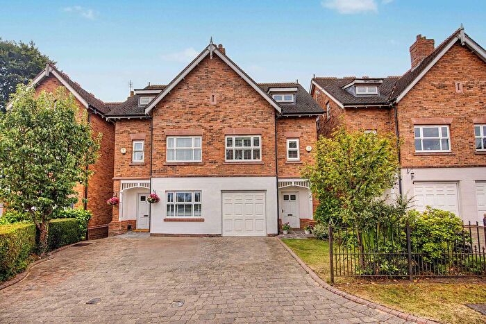 3 Bedroom Semi Detached House For Sale In Dukes Walk, Hale, WA15