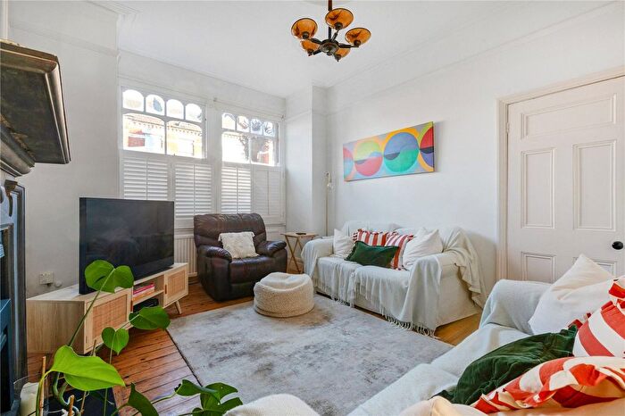 2 Bedroom Flat For Sale In Stapleton Road, London, SW17