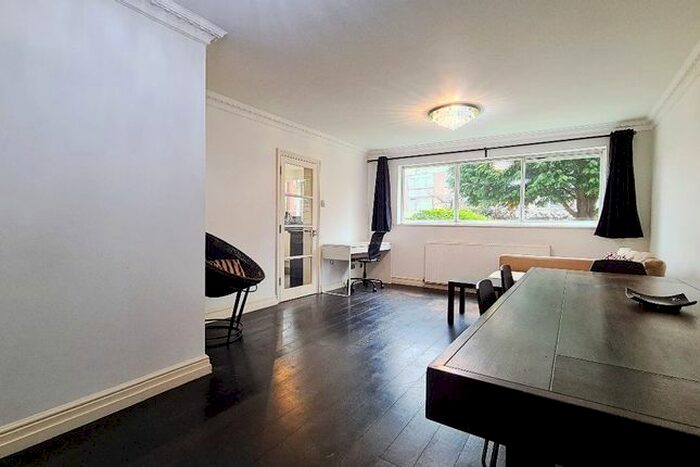 3 Bedroom Flat To Rent In West Ridge Court, Park Hill, Ealing, W5