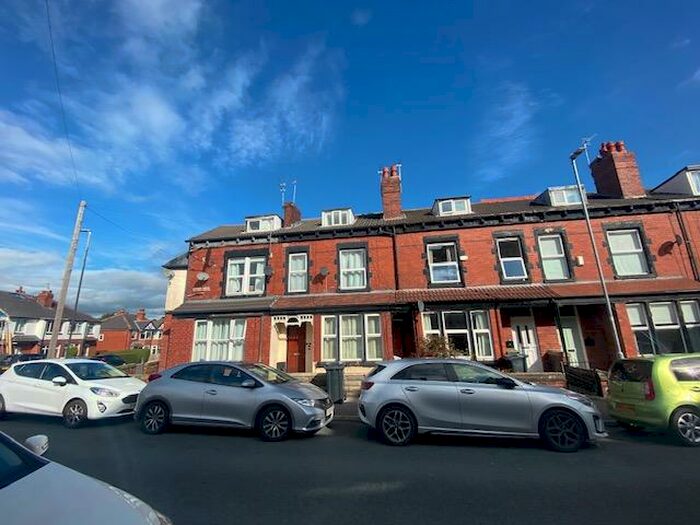 1 Bedroom Flat To Rent In Roman Place, Leeds, West Yorkshire, LS8