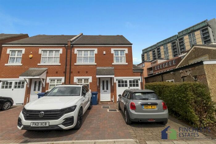 4 Bedroom Semi-Detached House To Rent In Dale Grove, North Finchley, N12