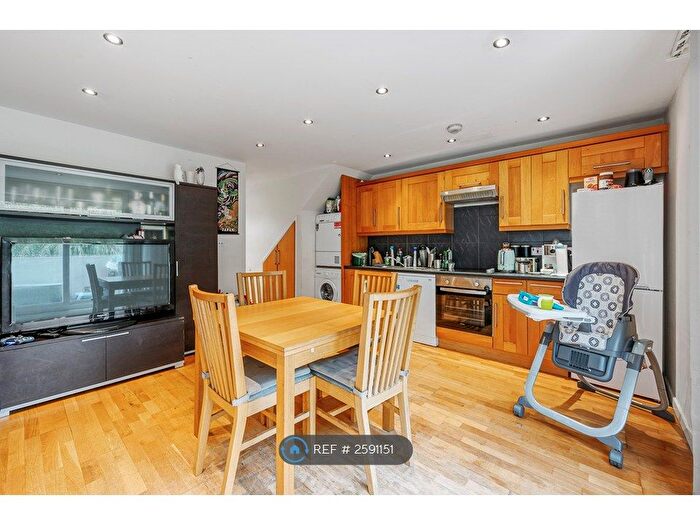 3 Bedroom Flat To Rent In Bloomsbury Close, London, W5