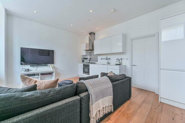 2 Bedroom Maisonette To Rent In Chivalry Road, Clapham, London, SW11