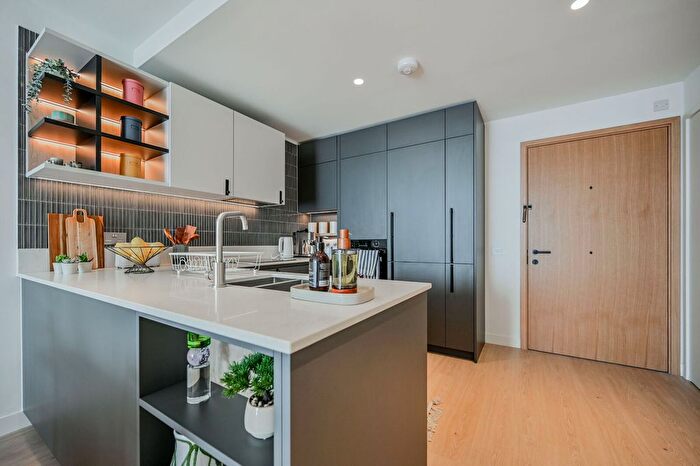 3 Bedroom Flat To Rent In Heart Of Hale Lane, Tottenham, London, N17