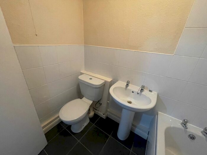 2 Bedroom Flat To Rent In Oakash Court, Nuthall, Nottingham, NG16