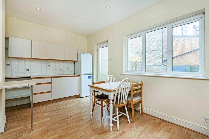 3 Bedroom Flat To Rent In Links Road, Tooting, London, SW17
