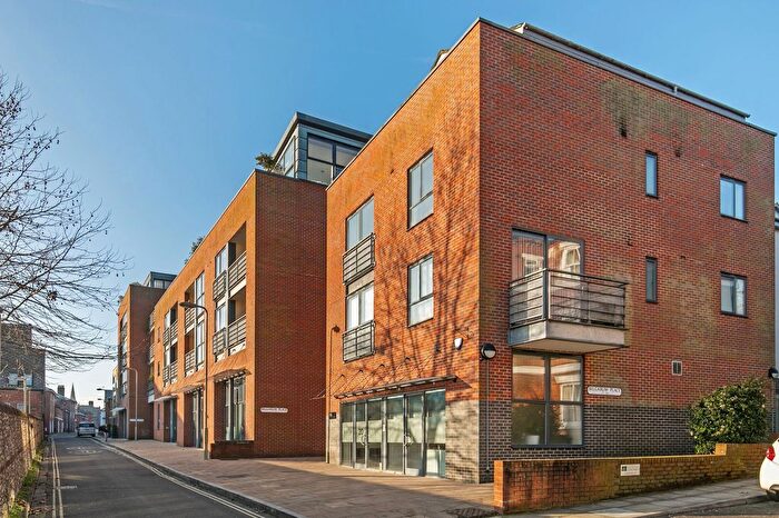 2 Bedroom Flat To Rent In Staple Gardens, Winchester, SO23