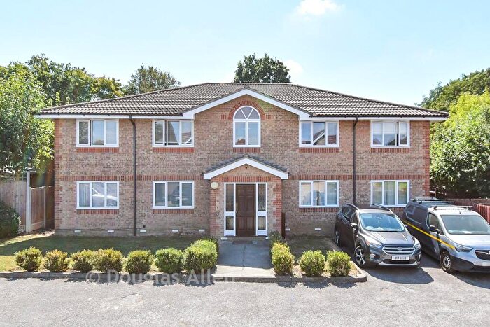 2 Bedroom Flat For Sale In Lancaster Drive, Langdon Hills, Basildon, Essex, SS16