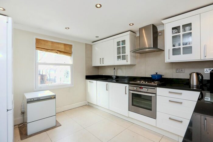 3 Bedroom Flat To Rent In Weiss Road, London, SW15