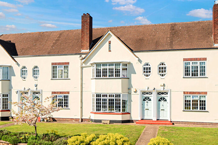 2 Bedroom Maisonette For Sale In Lock Chase, Blackheath, London, SE3