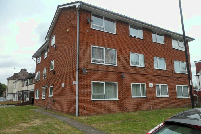 2 Bedroom Flat To Rent In Percy Gardens, Ponders End, Enfield, EN3