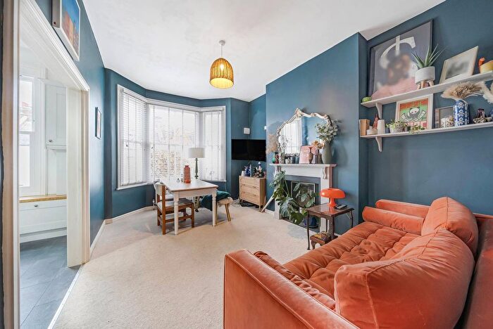 2 Bedroom Flat To Rent In Lucien Road, Tooting Bec, London, SW17