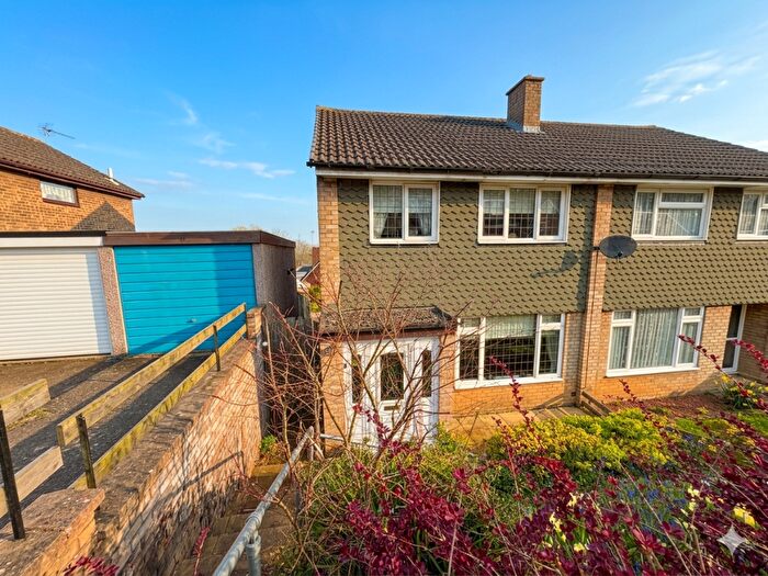 3 Bedroom Semi Detached House For Sale In The Fairway Daventry Northamptonshire, NN11